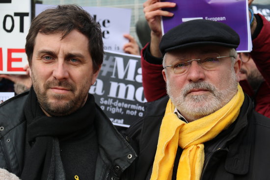 Former Catalan ministers Toni Comín and Lluís Puig at a protest in front of the European Commission on February 12, 2019 (by Blanca Blay)